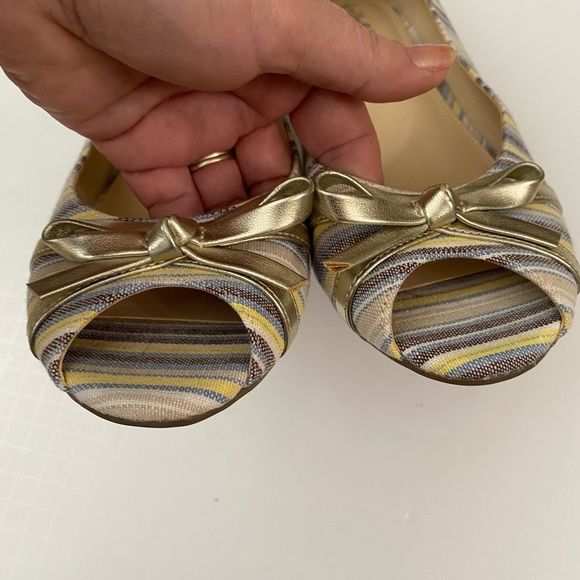 Kelly & Katie Blue Yellow Striped Canvas Peep Toe Bow embellished Wedge Heels - Picture 8 of 10